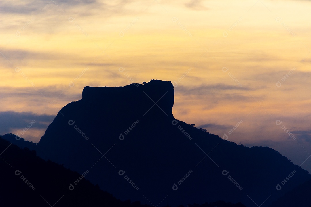 silhueta da Pedra da Gávea, durante um final de tarde no Rio de Janeiro