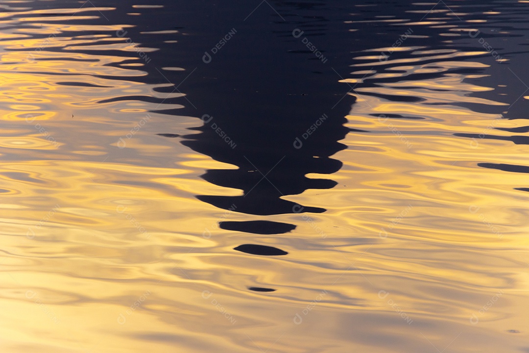 silhueta do morro dois irmãos espelhados na lagoa
