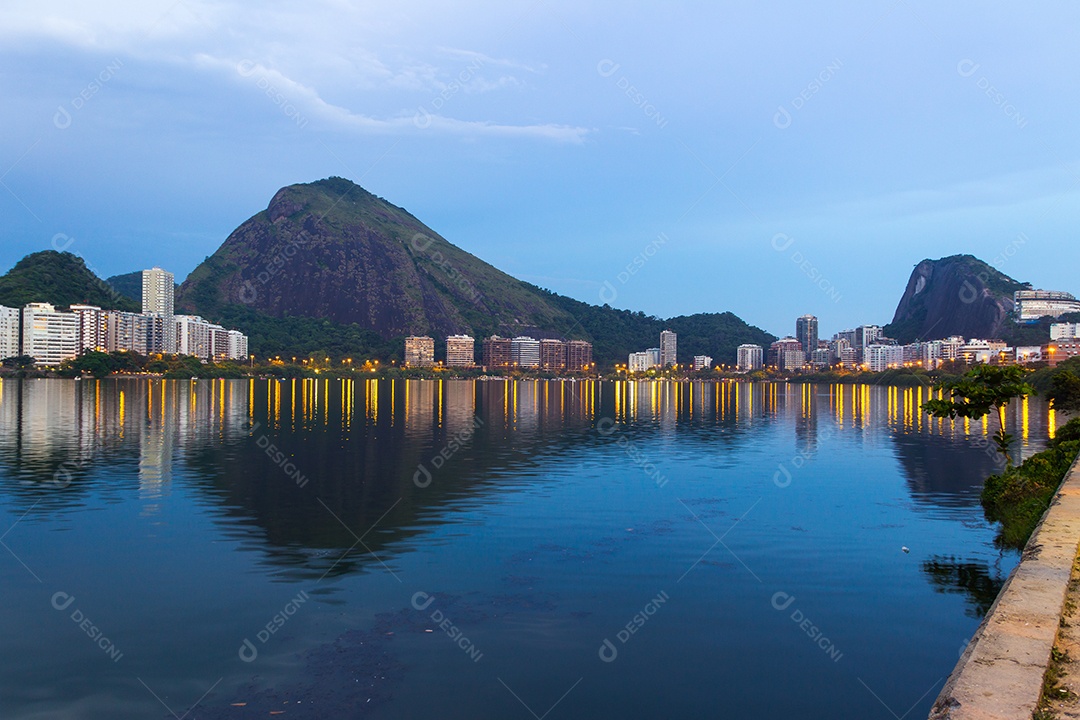 anoitecer na lagoa Rodrigo de Freitas, no rio de janeiro Brasil.