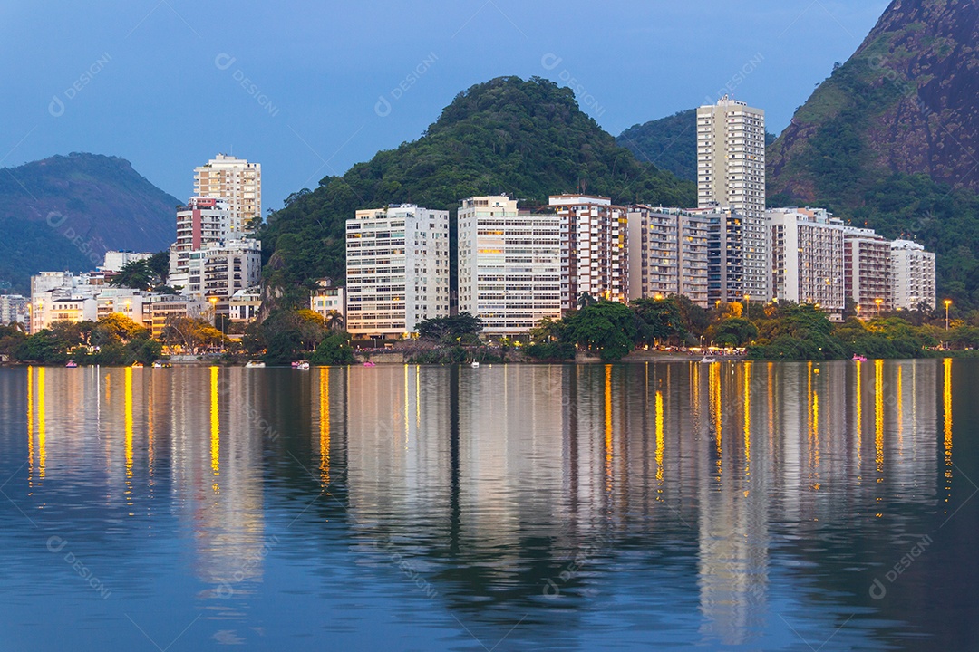anoitecer na lagoa Rodrigo de Freitas, no rio de janeiro Brasil.