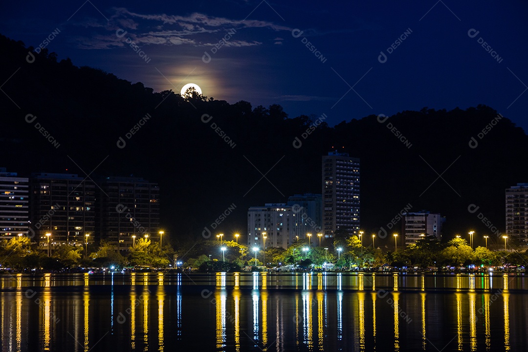 nascido da lua cheia, na lagoa Rodrigo de freitas no rio de janeiro Brasil