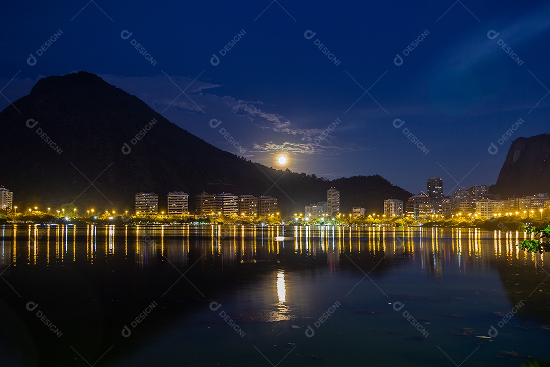 nascido da lua cheia, na lagoa Rodrigo de freitas no rio de janeiro Brasil