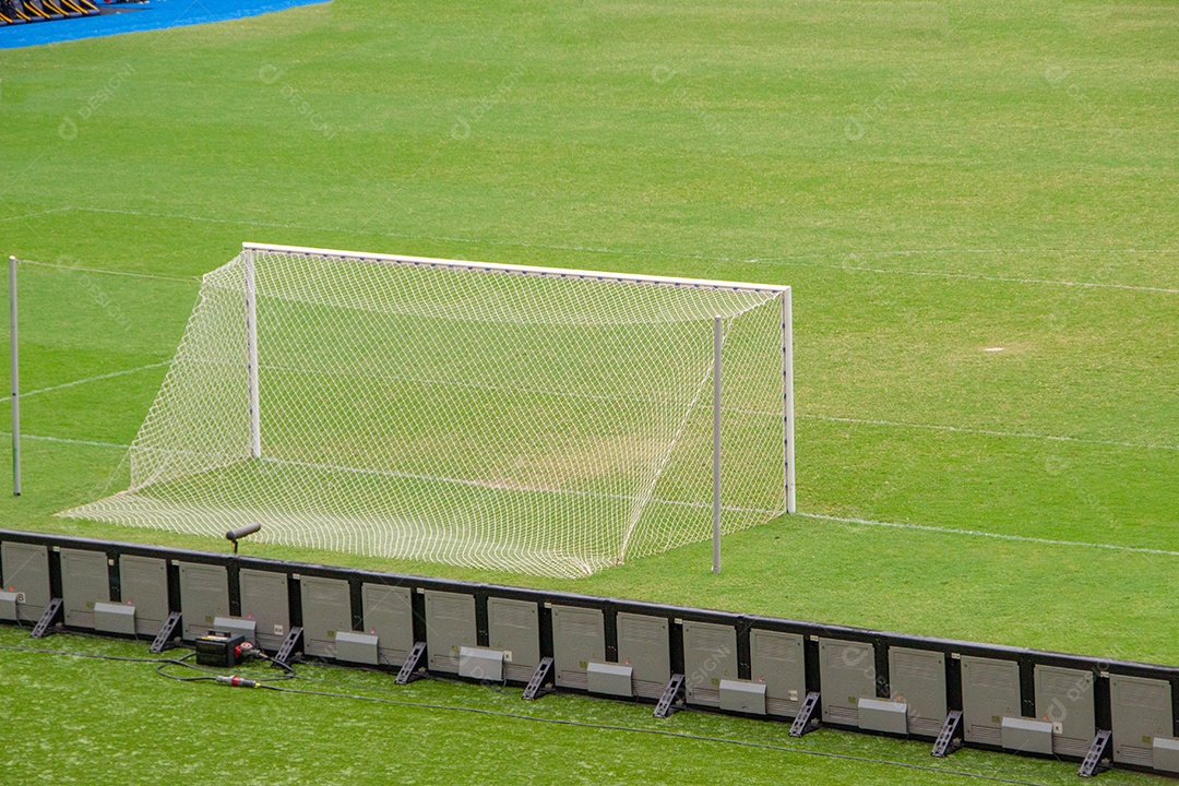 bola de futebol com gramado verde para segundo plano no Rio de Janeiro.