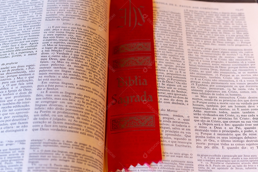 Página da Bíblia Sagrada dos católicos em uma igreja no Rio de Jane
