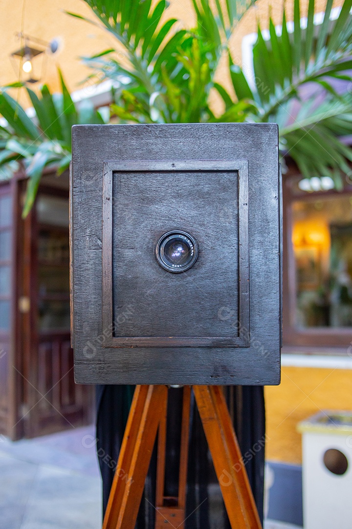frente de uma câmera antiga conhecida com lambe no Rio de Janeiro Brasil.