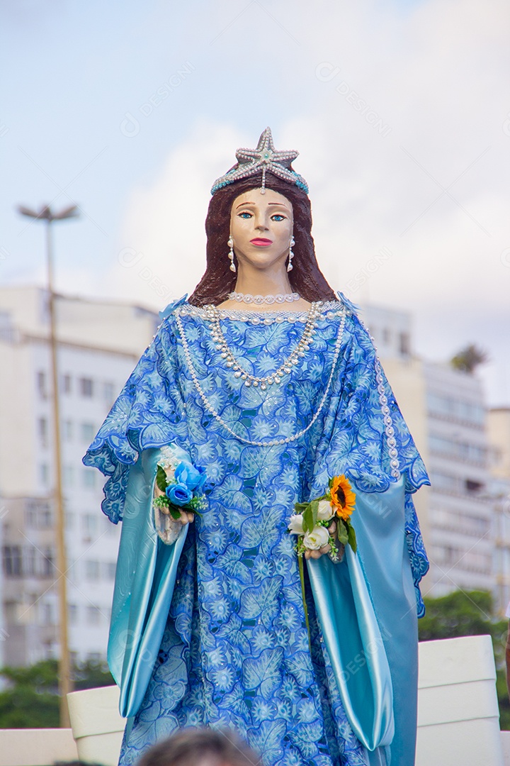 Iemanjá ao ar livre durante a festa anual em copacabana no rio de janeiro Brasil