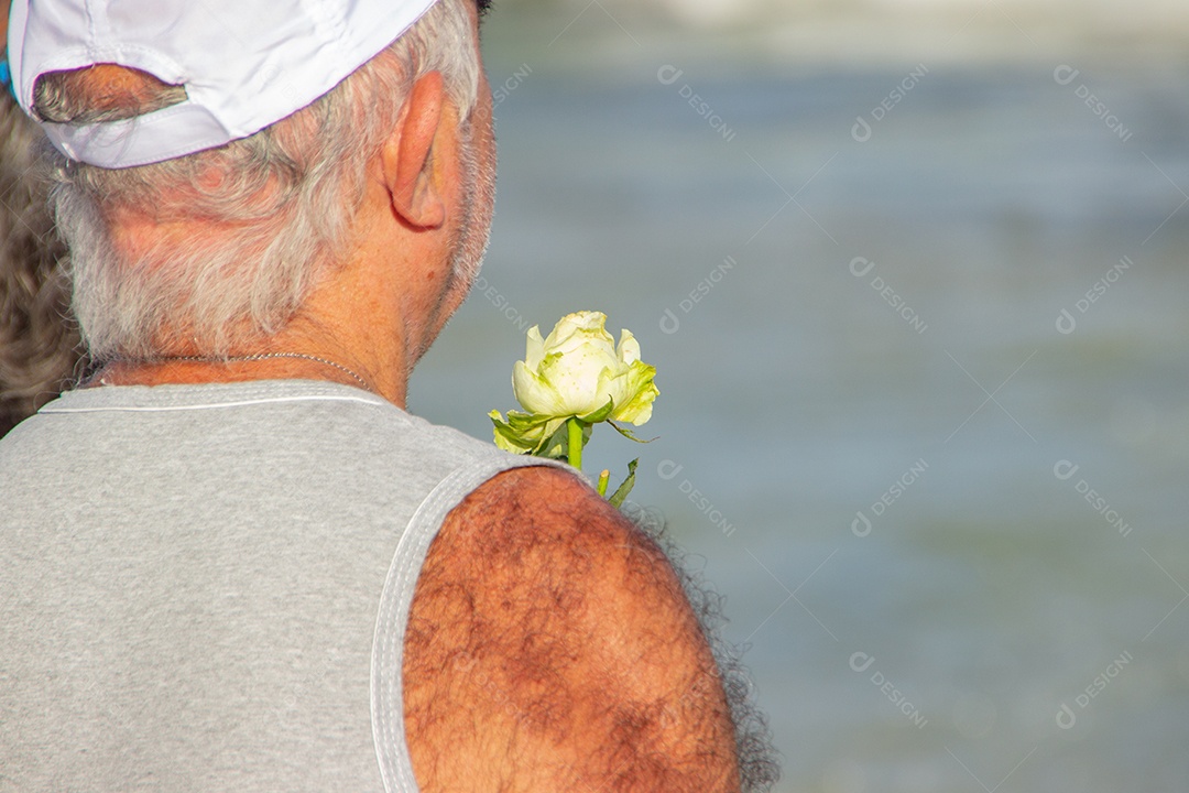 rosas oferecidas para iemanjá, em Copacabana no Rio de Janeiro Brasil.