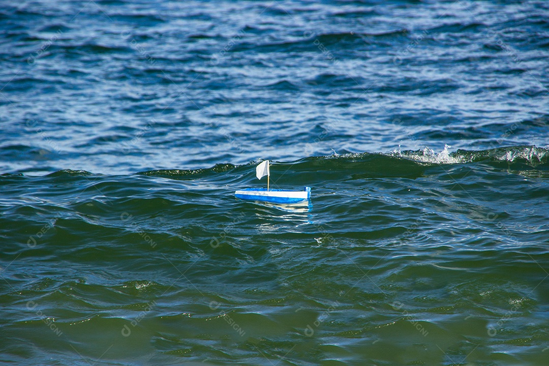 barco com oferendas para iemanjá, em Copacabana no Rio de Janeiro Brasil