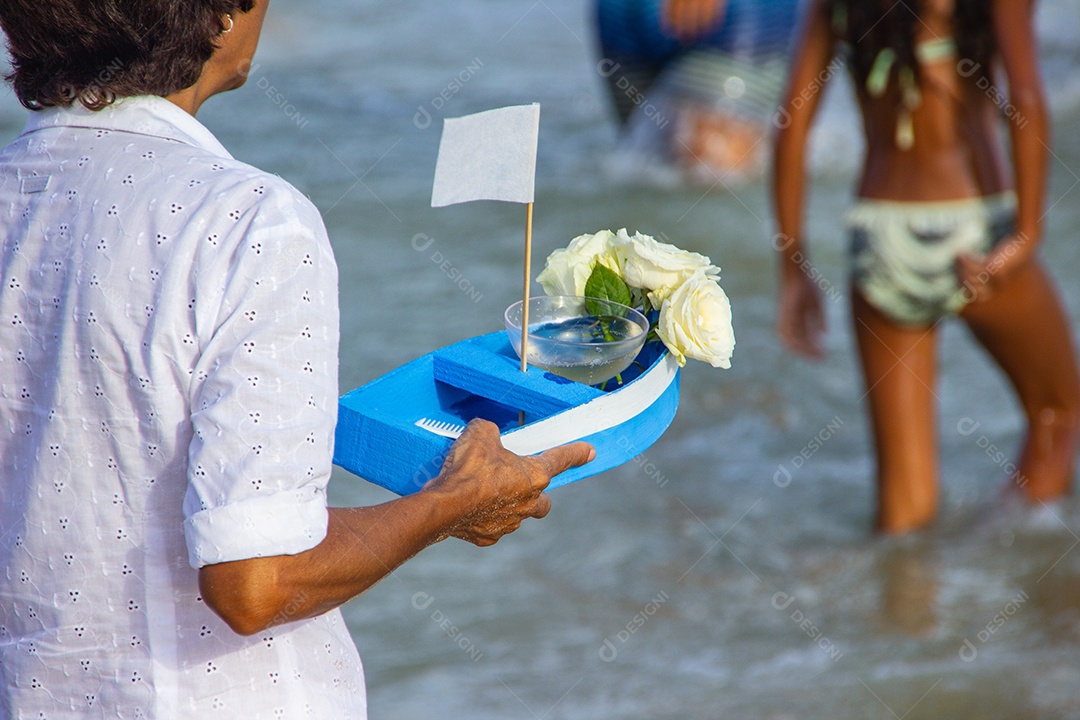 barco com oferendas para iemanjá, em Copacabana no Rio de Janeiro Brasil