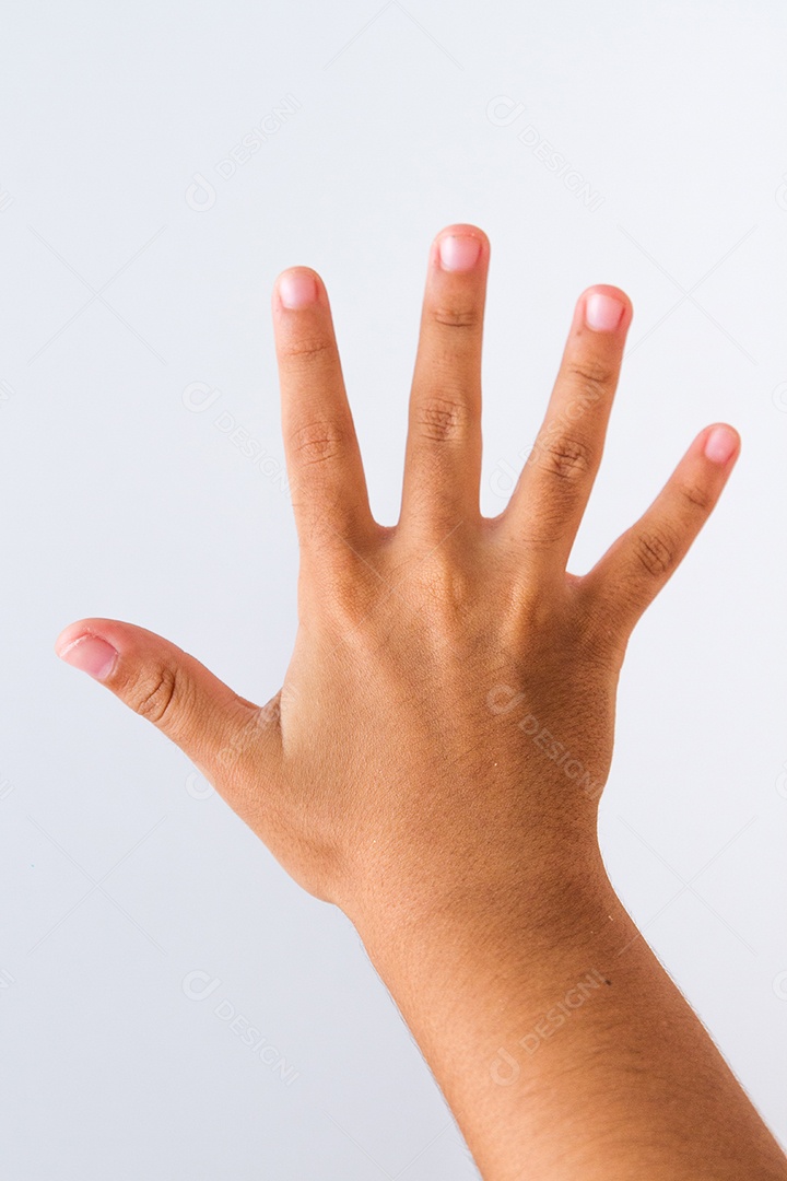 criança fazendo sinal número em um fundo branco no Rio de Janeiro.