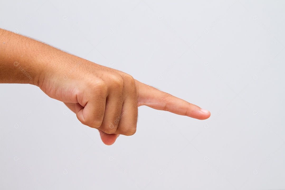 criança fazendo sinal um fundo branco no Rio de Janeiro.