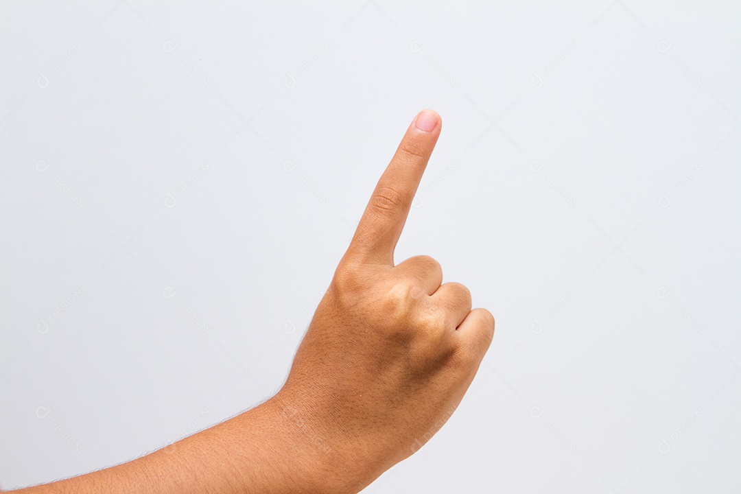 criança fazendo sinal um fundo branco no Rio de Janeiro.