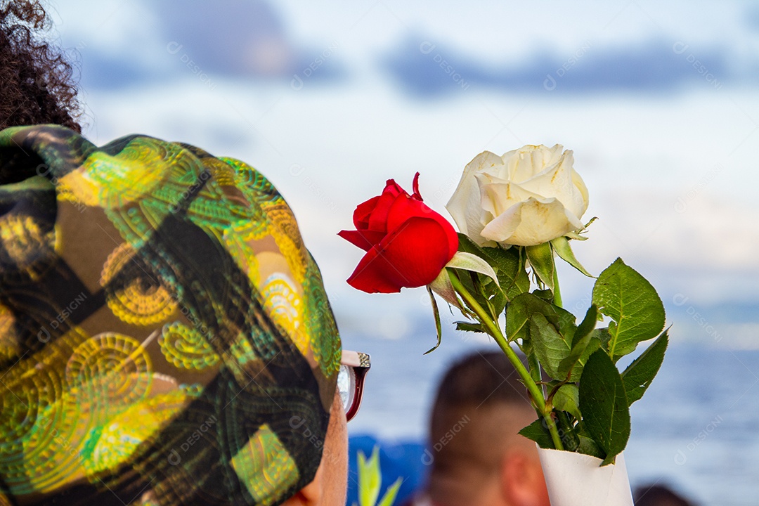 rosas oferecidas para iemanjá, em Copacabana no Rio de Janeiro Brasil.