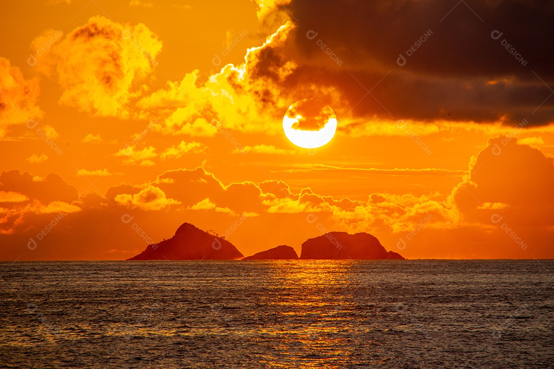 pôr do sol em ipanema no rio de janeiro com céu laranja e nuvens