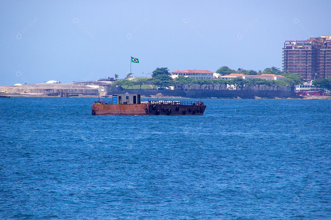 balsa com os fogos do Réveillon em Copacabana no Rio de Janeiro Brasil.