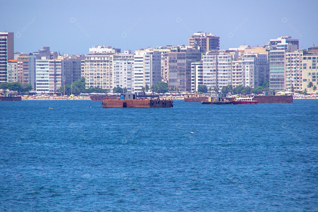 balsa com os fogos do Réveillon em Copacabana no Rio de Janeiro Brasil.