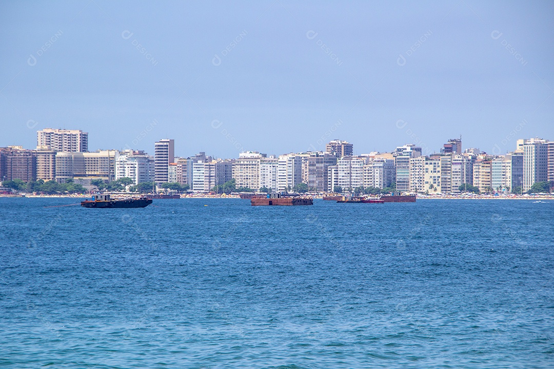 balsa com os fogos do Réveillon em Copacabana no Rio de Janeiro Brasil.