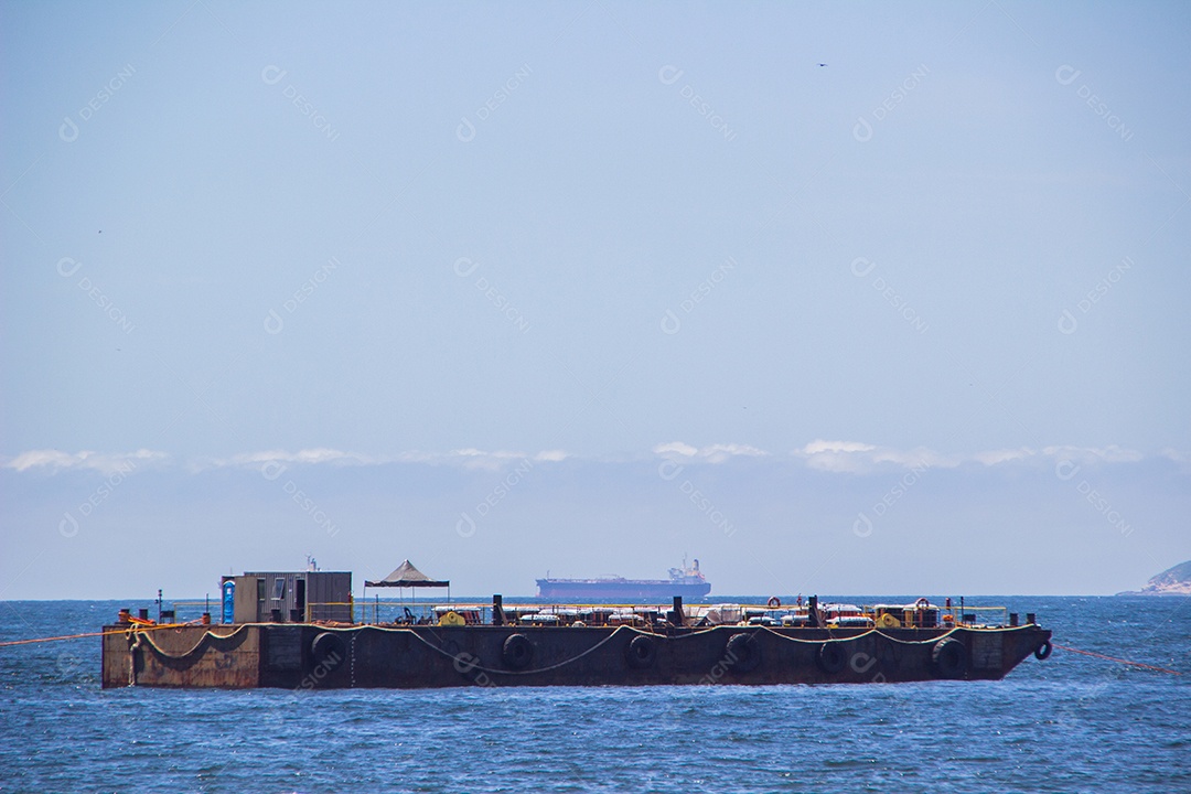 balsa com os fogos do Réveillon em Copacabana no Rio de Janeiro Brasil.