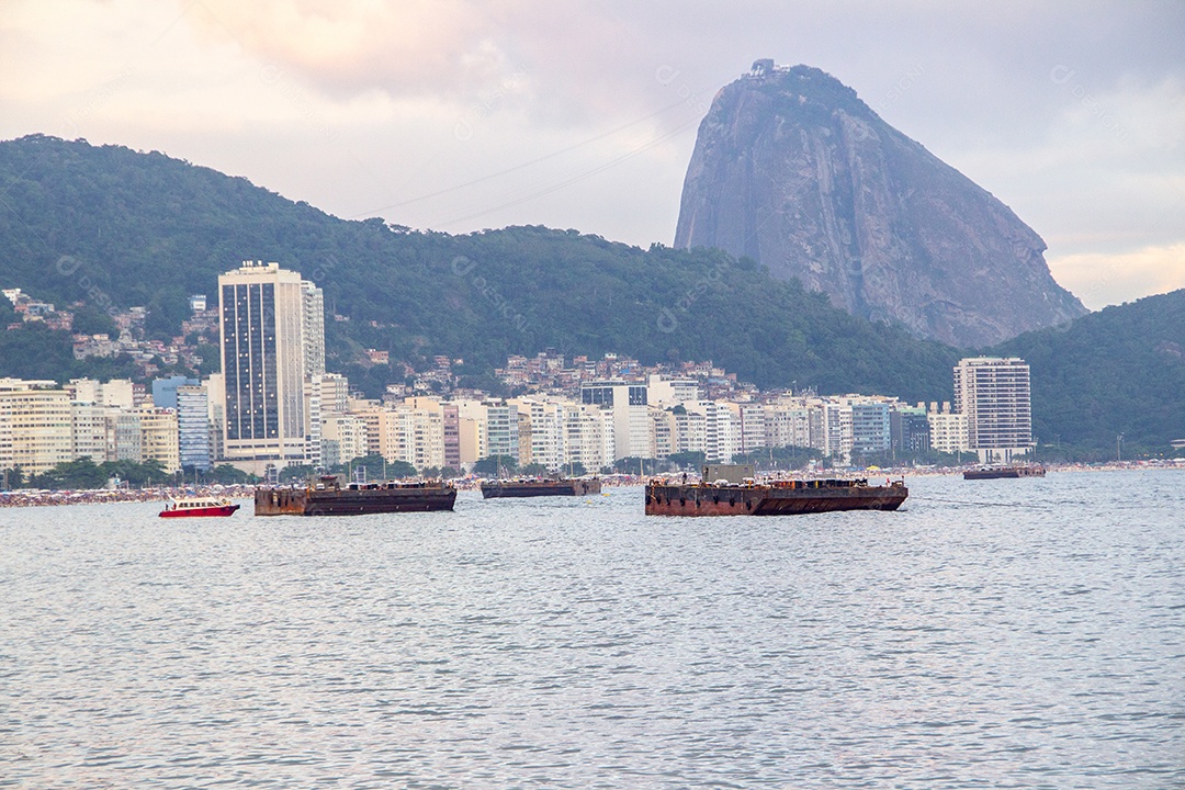 balsa com os fogos do Réveillon em Copacabana no Rio de Janeiro Brasil.