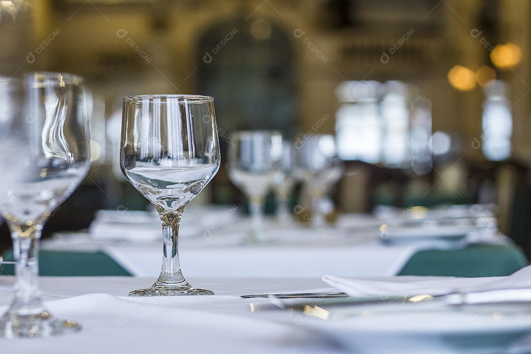 Tigelas de vidro em uma mesa com toalha de mesa branca e talheres