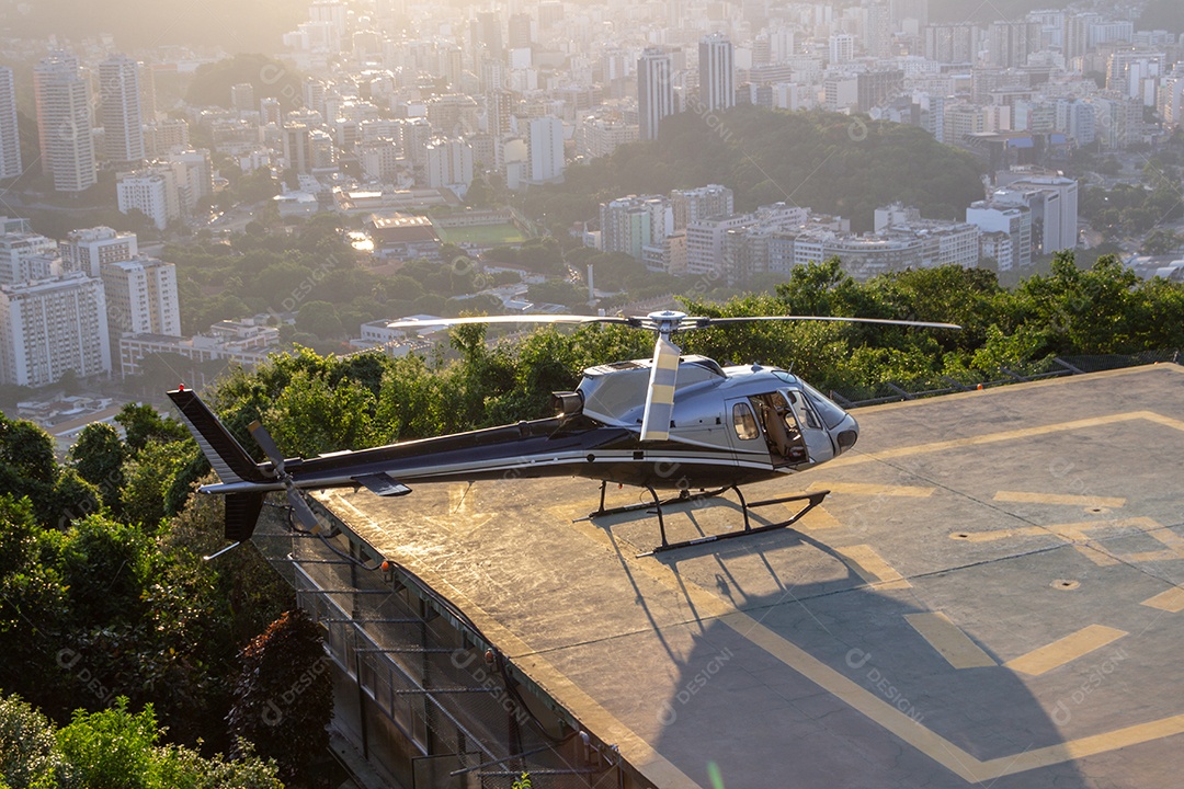modelo de esquilo de helicóptero aguardando autorização para voar em Mo