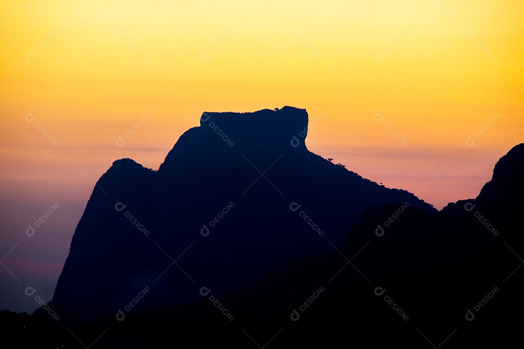 Silhueta da Pedra da Gávea no Rio de Janeiro com um belo pôr do sol no Rio de Janeiro.