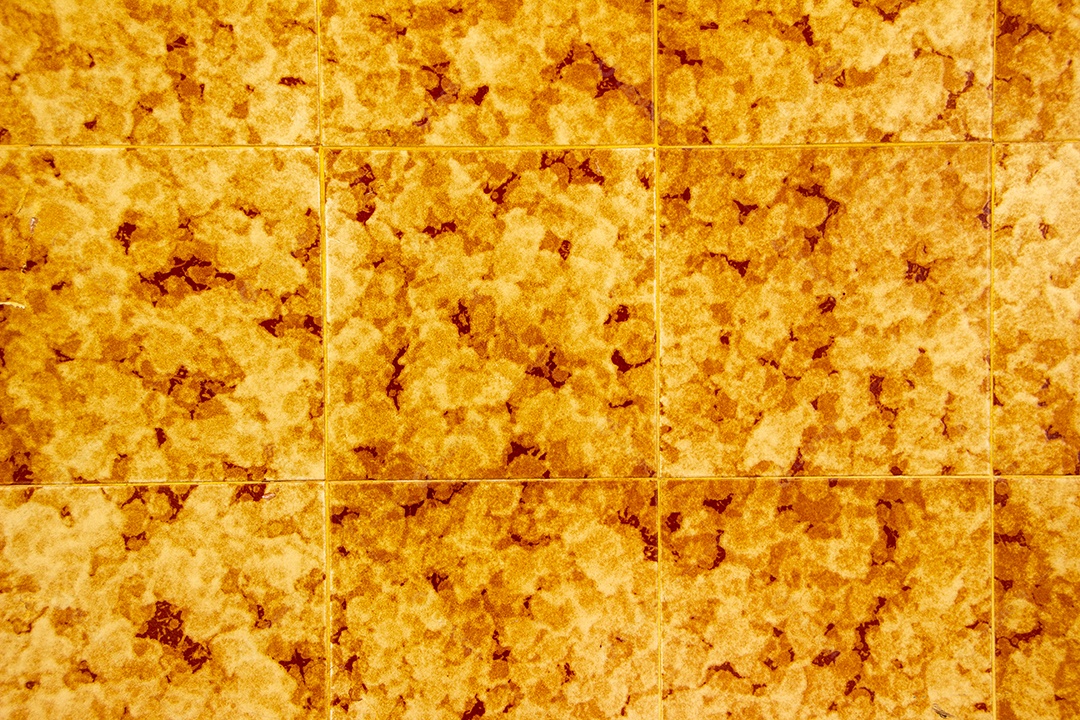 textura de telha amarela para plano de fundo em uma parede no Rio de Janeiro.