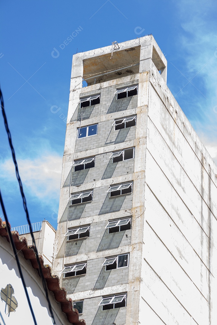 Prédio em construção em Copacabana com fundo de céu azul.