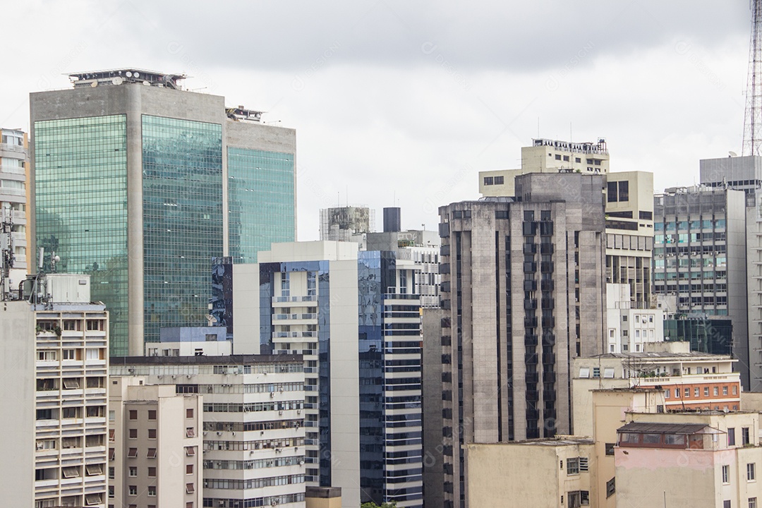 Edifícios do centro da cidade de São Paulo Brasil, em um dia nublado.