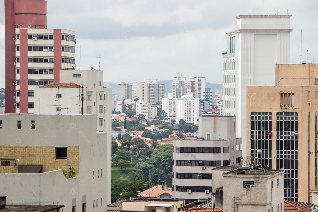 Edifícios do centro da cidade de São Paulo Brasil, em um dia nublado.