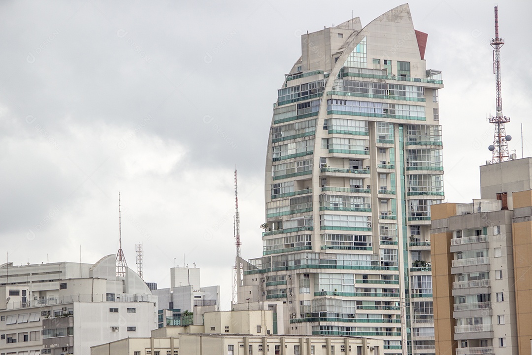 Edifícios do centro da cidade de São Paulo Brasil, em um dia nublado.