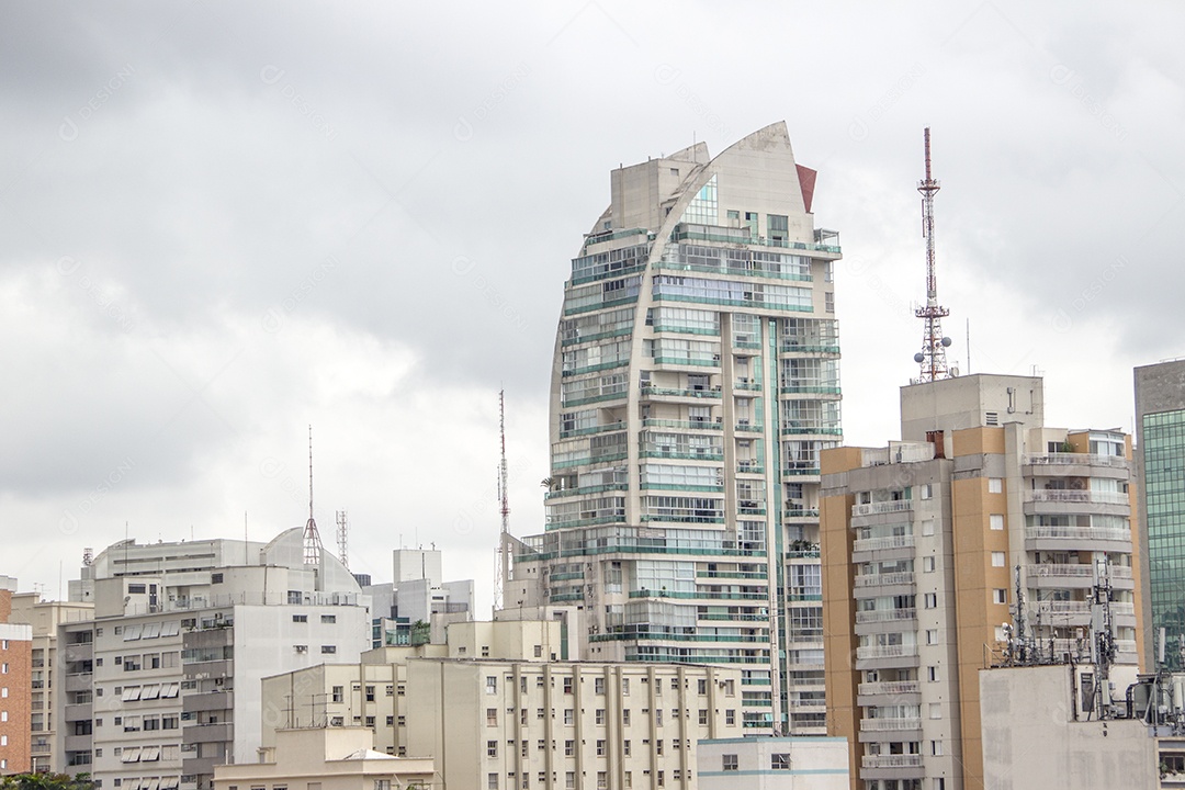 Edifícios do centro da cidade de São Paulo Brasil, em um dia nublado.