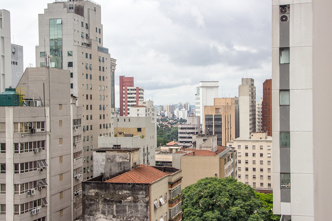 Edifícios do centro da cidade de São Paulo Brasil, em um dia nublado.