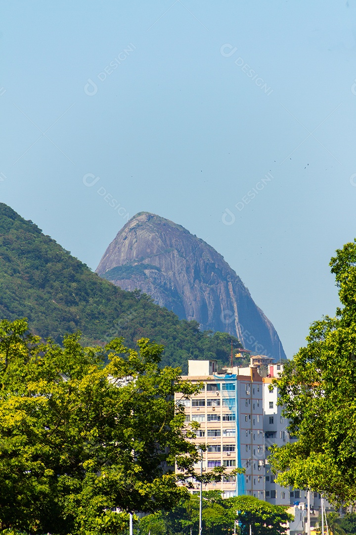 Dois Irmãos da Colina vistos do bairro do Flamengo no Rio de Janeiro.