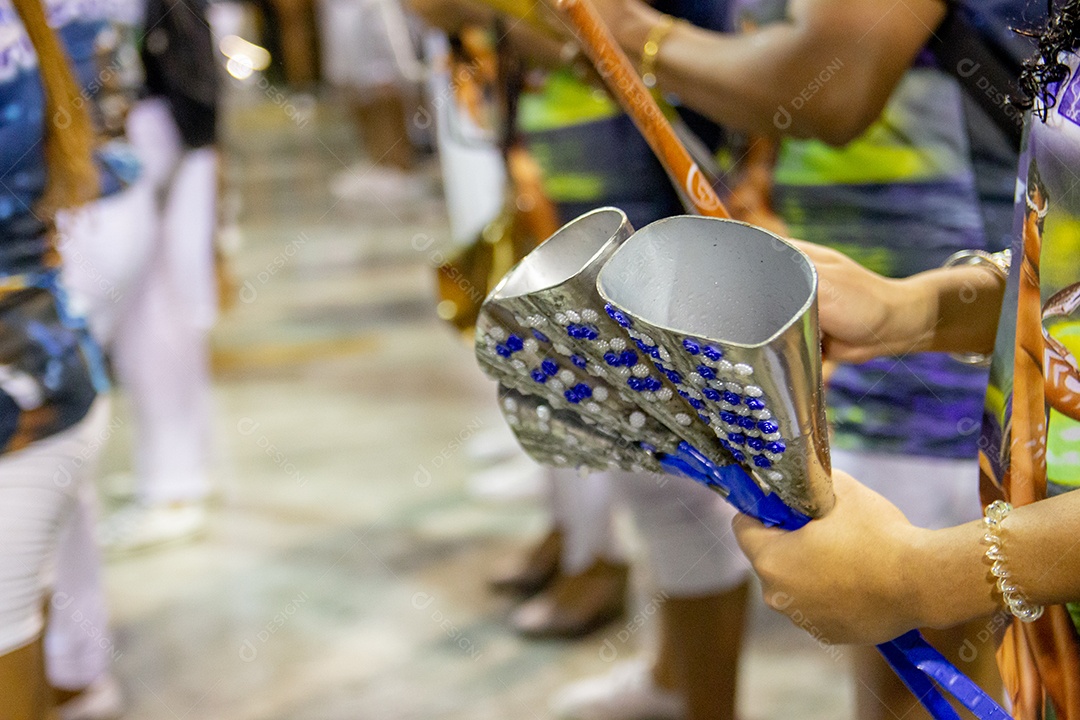 Componentes da Escola de Samba portela tocando o instrumento