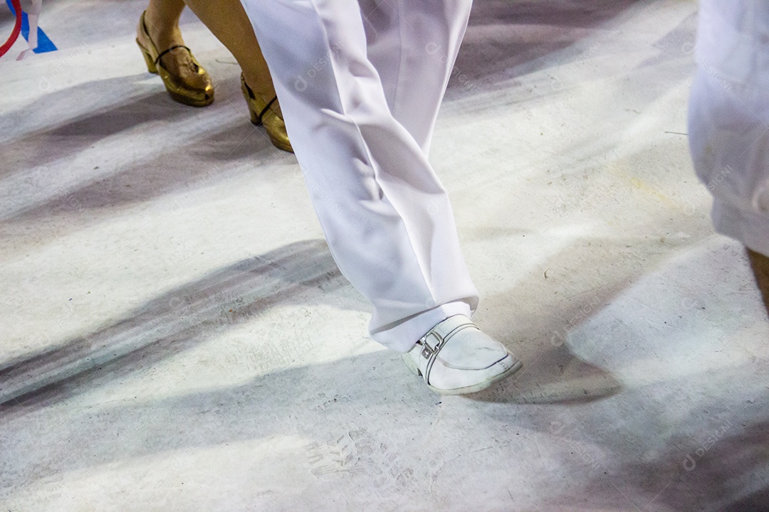 Pés de sambista sambando na avenida do samba no rio de janeiro brasil