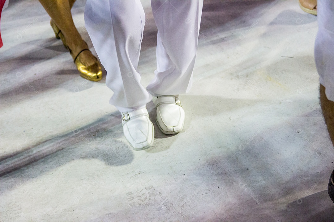 Pés de sambista sambando na avenida do samba no rio de janeiro brasil