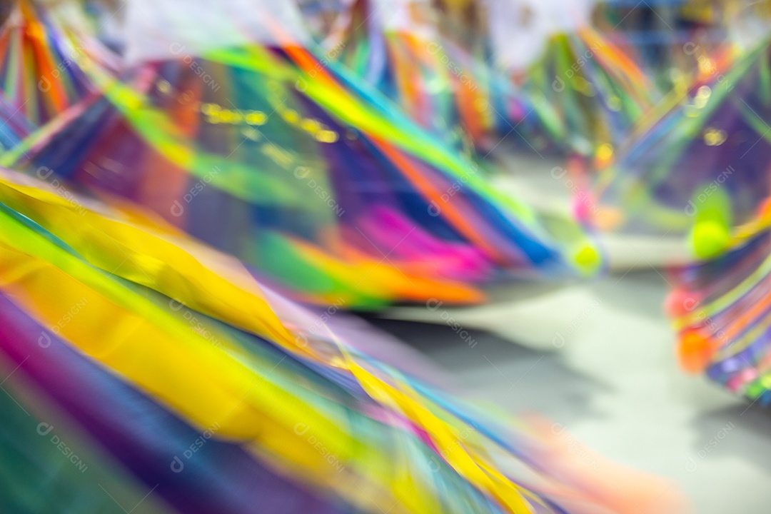 vestido das baianas do samba em movimento no carnaval do rio de janeiro.