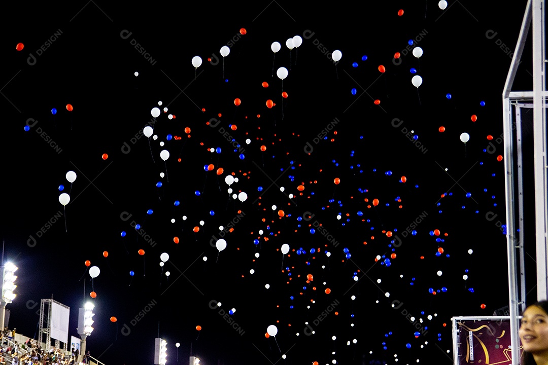 bolas de branco e vermelho preenchem o céu do rio de janeiro.
