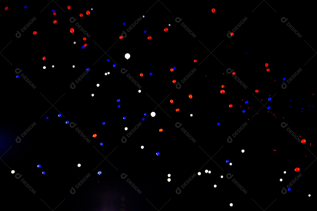 bolas de branco e vermelho preenchem o céu do rio de janeiro.