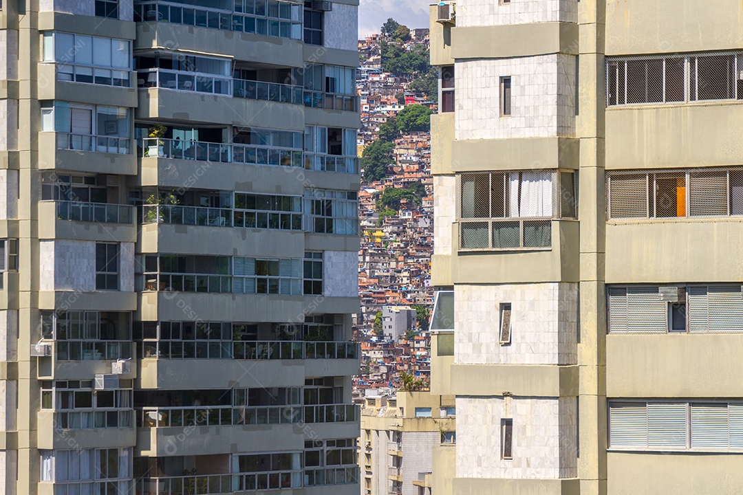 Favela da Rocinha entre os prédios do bairro São Conrado no Rio de Janeiro.