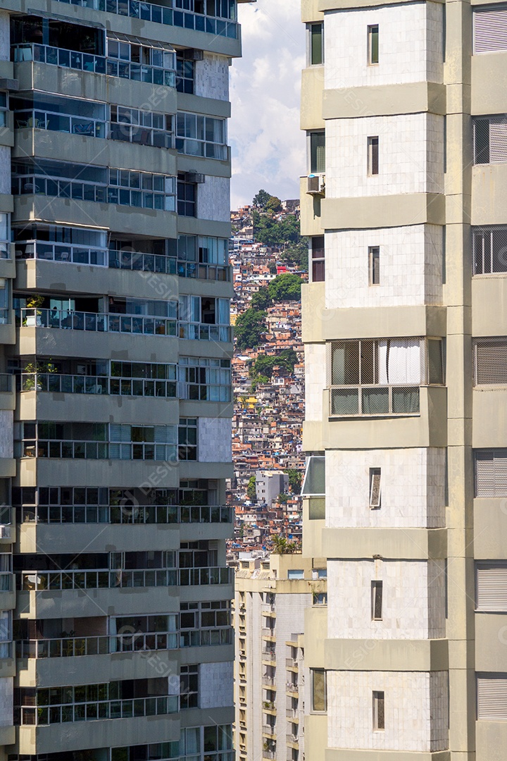 Favela da Rocinha entre os prédios do bairro São Conrado no Rio de Janeiro.