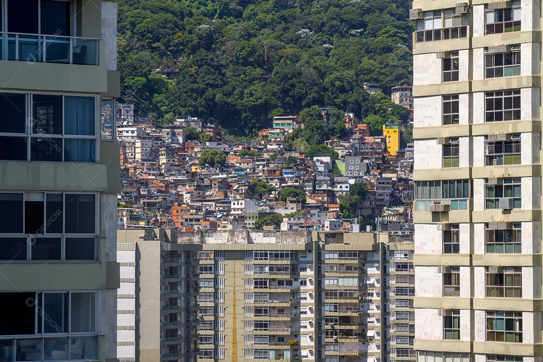 Favela da Rocinha entre os prédios do bairro São Conrado no Rio de Janeiro.