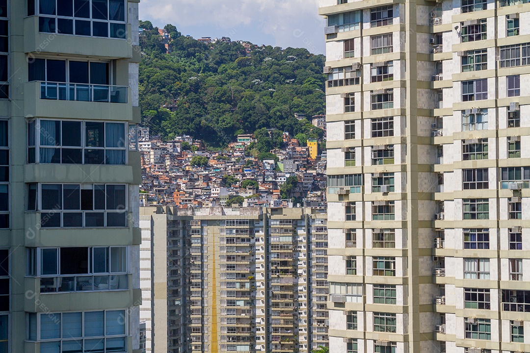 Favela da Rocinha entre os prédios do bairro São Conrado no Rio de Janeiro.