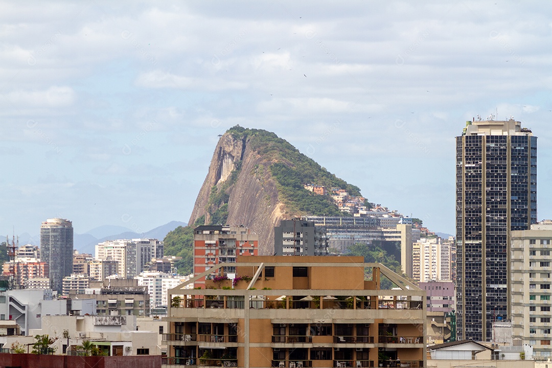 Morro do Cantagalo visto do bairro do Leblon, no Rio de Janeiro.