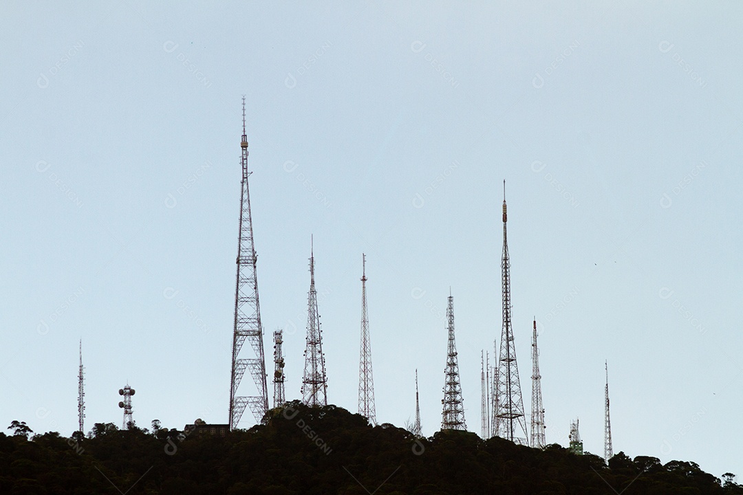 Silhueta da antena sumare, vista do bairro do Leblon, no Rio de Janeiro.