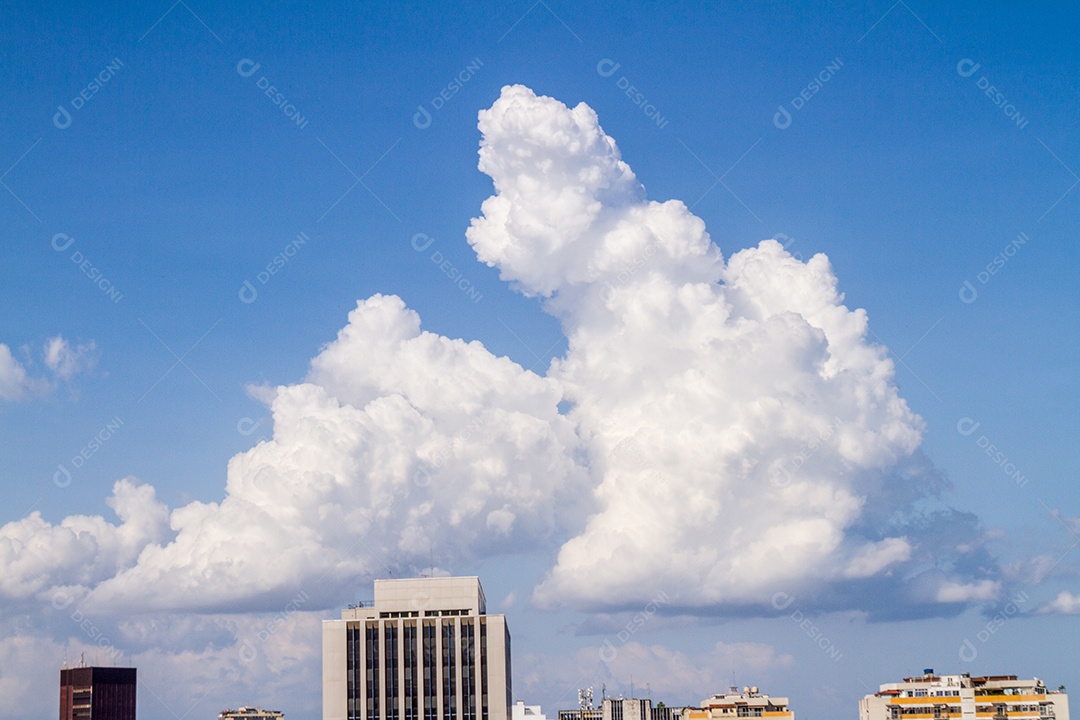 grande nuvem com um céu azul ao fundo no Rio de Janeiro, Brasil.