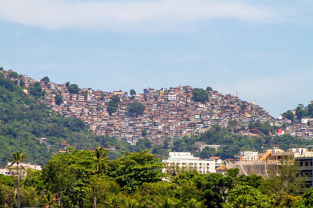 Favela da Rocinha vista da Lagoa Rodrigo de Freitas, no Rio de Janeiro.