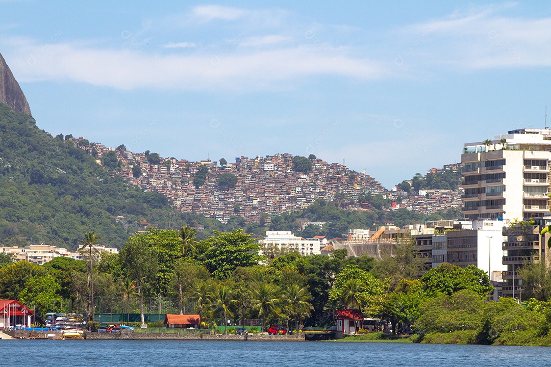 Morro do Cantagalo visto do bairro do Leblon, no Rio de Janeiro.