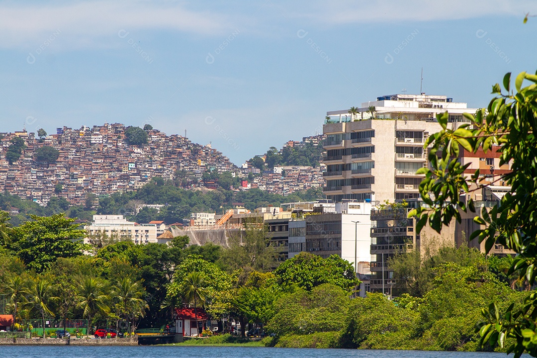 Morro do Cantagalo visto do bairro do Leblon, no Rio de Janeiro.